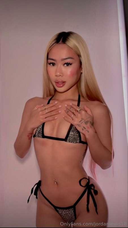 🚨🥰 ASIAN BEAUTY🚨🥰4’10 petite Asian @tinyyyk is super shy and..