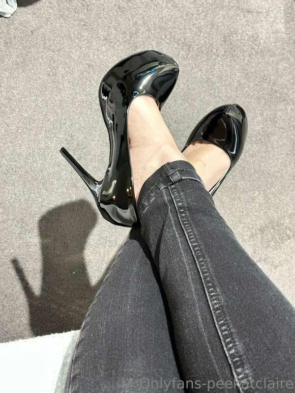 Sexy shoes and cute feet.