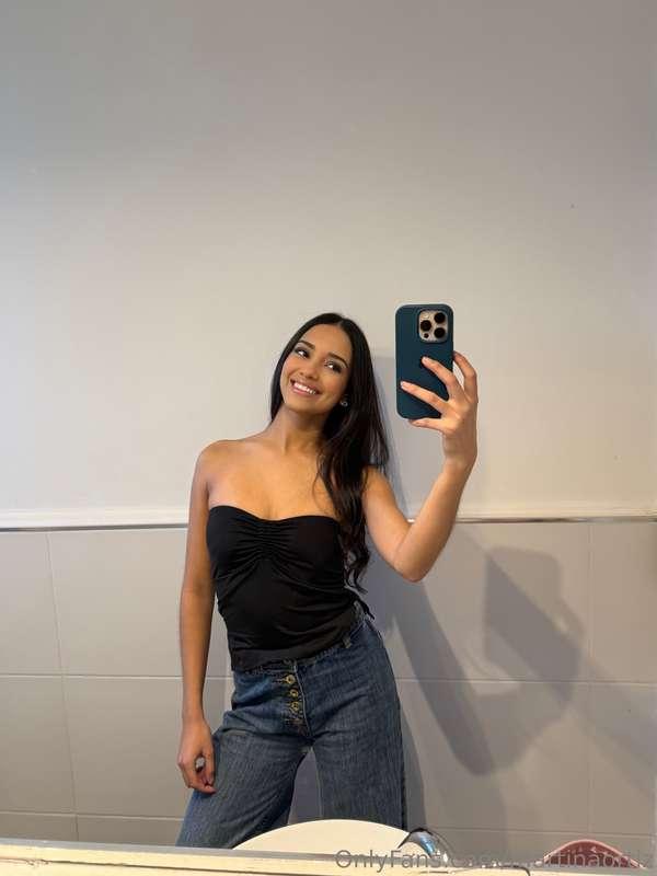 Seduction in progress… loading 💻😏