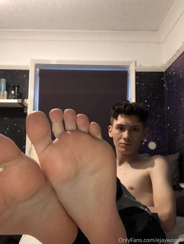 👣