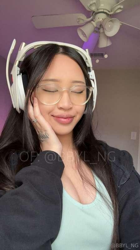 come and smother your face in between my boobs 🍒 