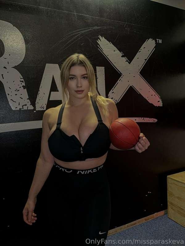 Testing my sports bra for durability 🥊💫
Shaking my breasts 🍒..