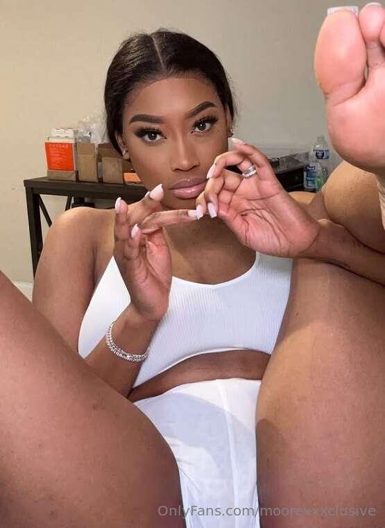 Come play between these legs, I’m waiting for you 😈🔥