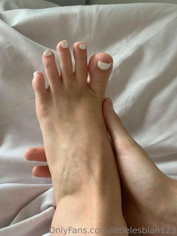 You wanna suck these toes daddy?🤤🤤