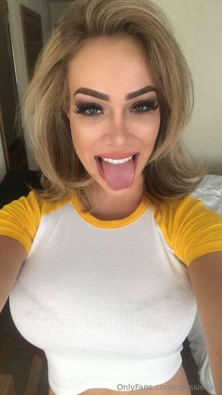 Cover my tongue with your cum I want to taste it :-p