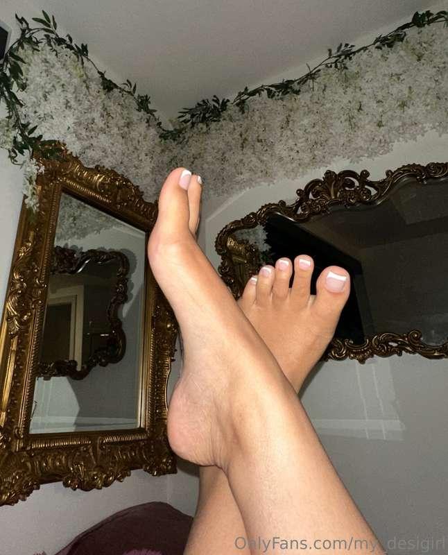 my perfect feet ✨ they’d look so pretty w ur jizz on them