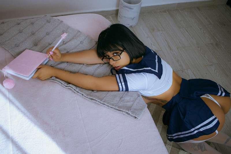 ¿Prefieres verme en lencería o nada en absoluto? 😉