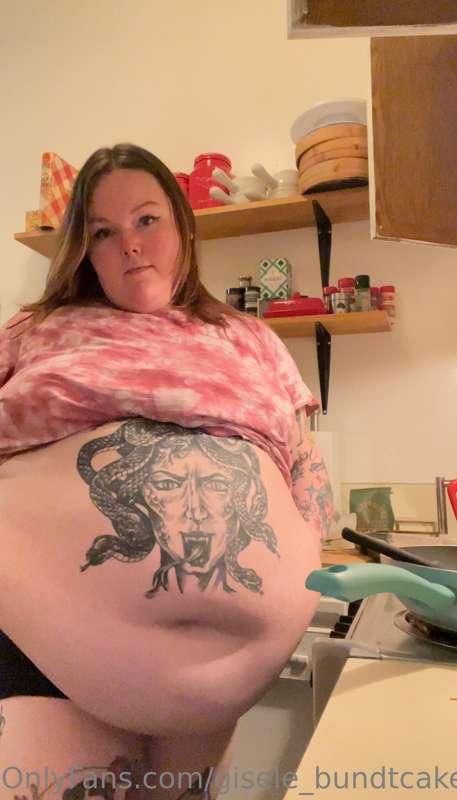 Making a lil snack 😇