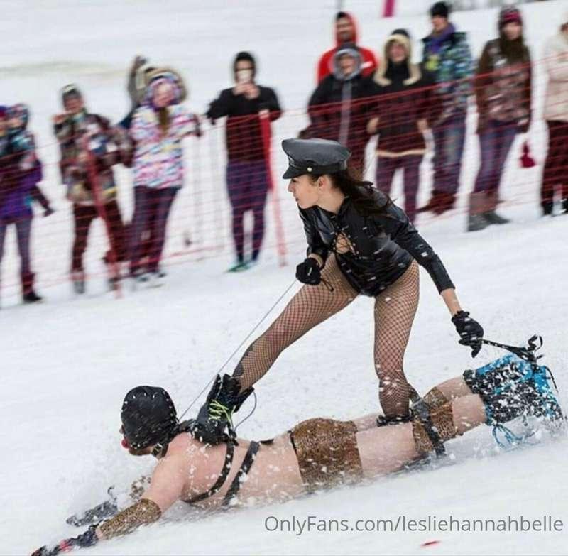 Anyone wanna go snowboarding with me?👀😂