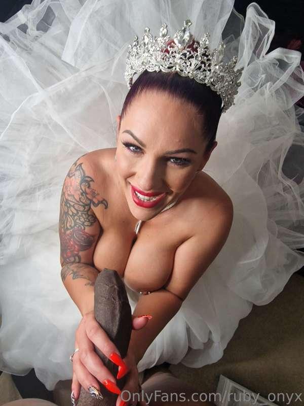 I'm hopelessly hooked on giant cocks 🤤💦