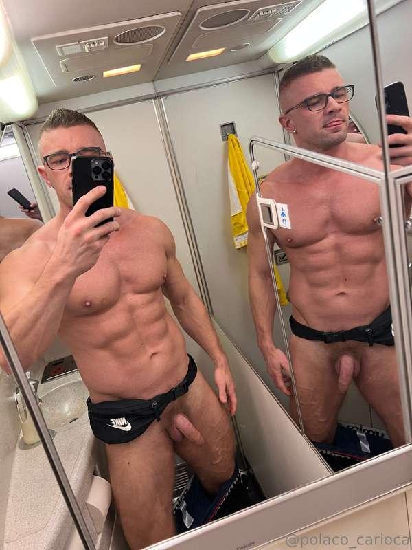 Hello from the sky 😈🥵 do you know where I am flying to? 🤔