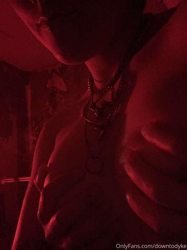 Red lighting makes everything sexier 😛