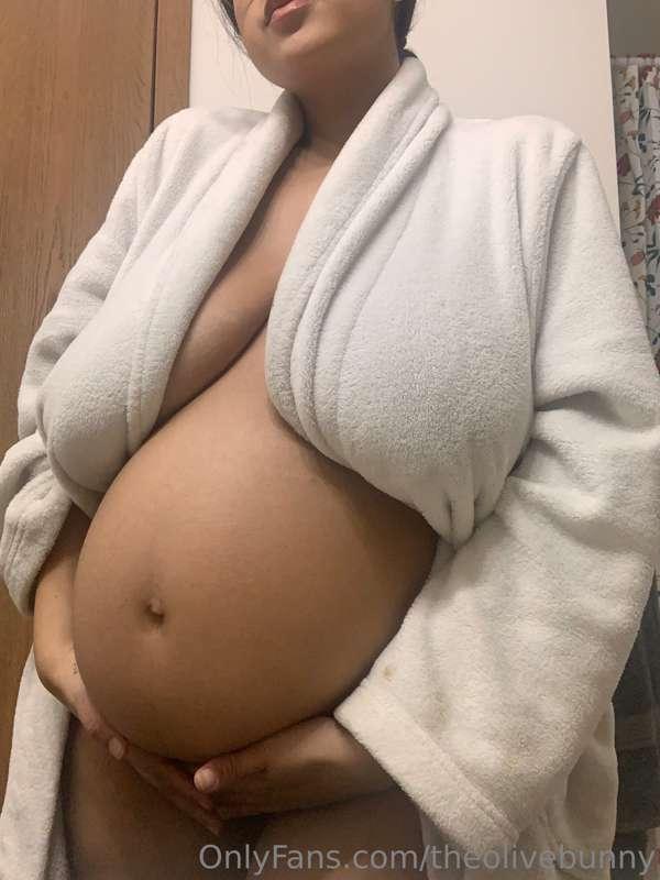 30 weeks and 6 days 🤰🏽I’m just going to stay naked all day 🤩