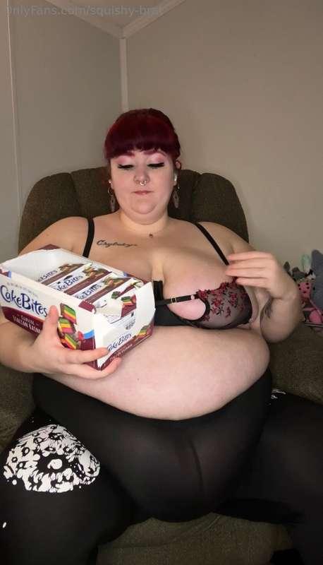 Some much needed late night snacking and jiggly belly 🥵 shou..