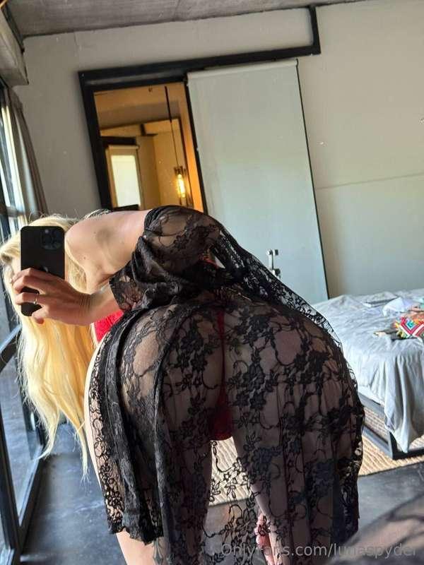 I think this pic deserves your full attention... and maybe b..