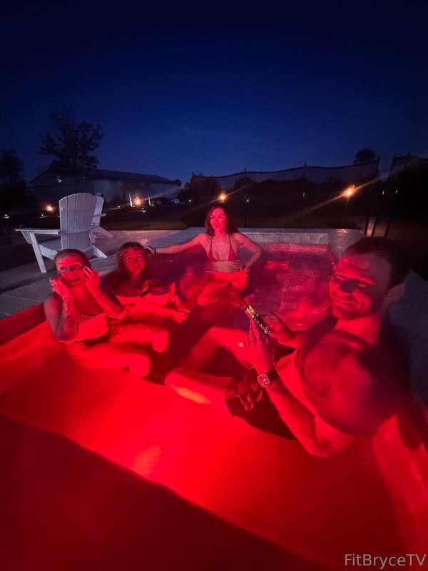 Hot tubs + friends what else could a girl ask for!🥰