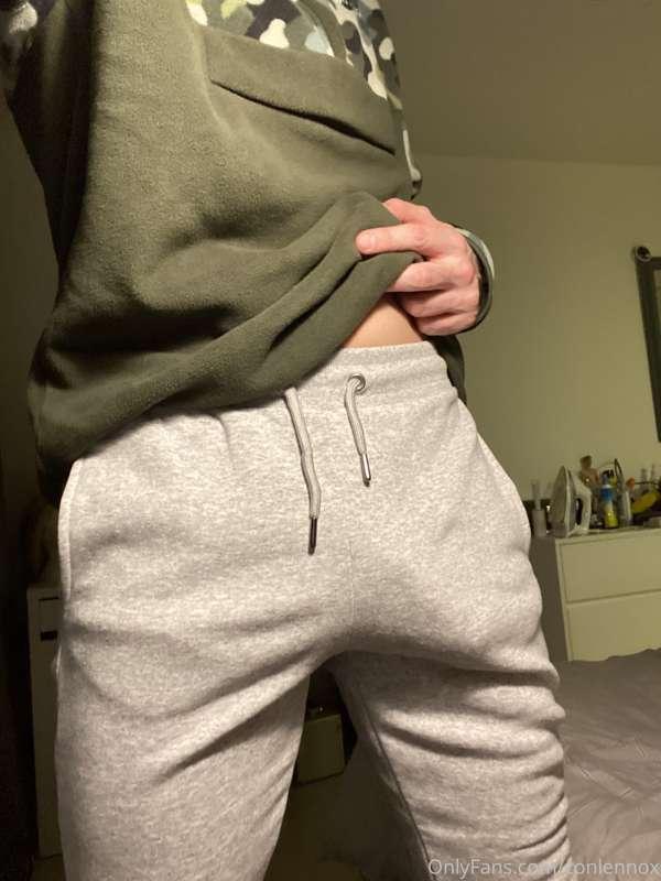 It’s grey sweatpant season, swipe to pull them down 😜