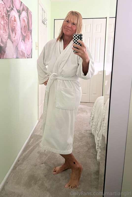 Clean, wet, and delicious. Wanna see more? Nudes drop at 9:3..