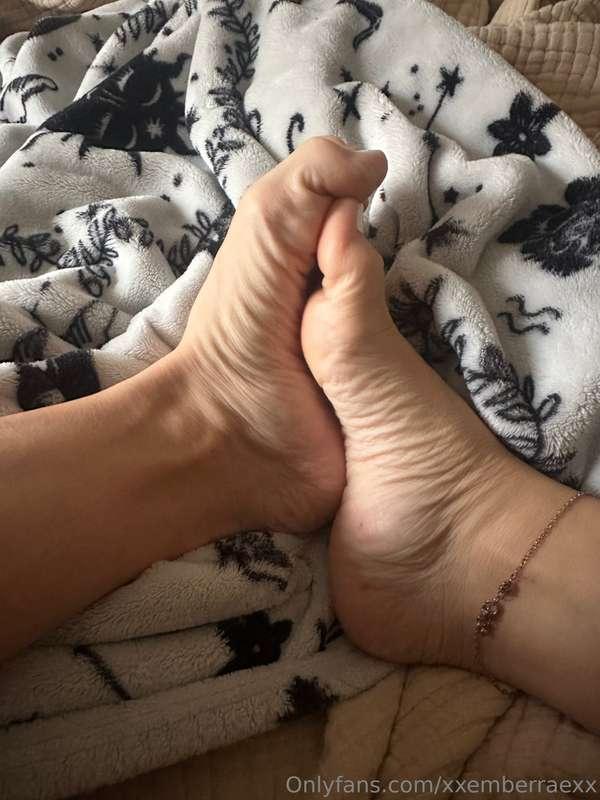 Silky feet & slutty bush Saturday