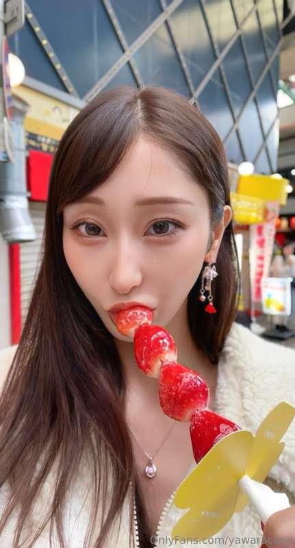 I got to eat candied strawberry today... it was so delicious..