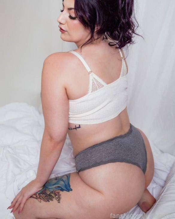 Here is a very good photo of my butt 😌🍑

#fyp #tall #tallgirl #goth #gothgirl #altgirl #alternative #purplehair #thicc #musclemommy #bigbutt #bigbooty #booty #ass #panties #bralette #tattoos #pawg #feet