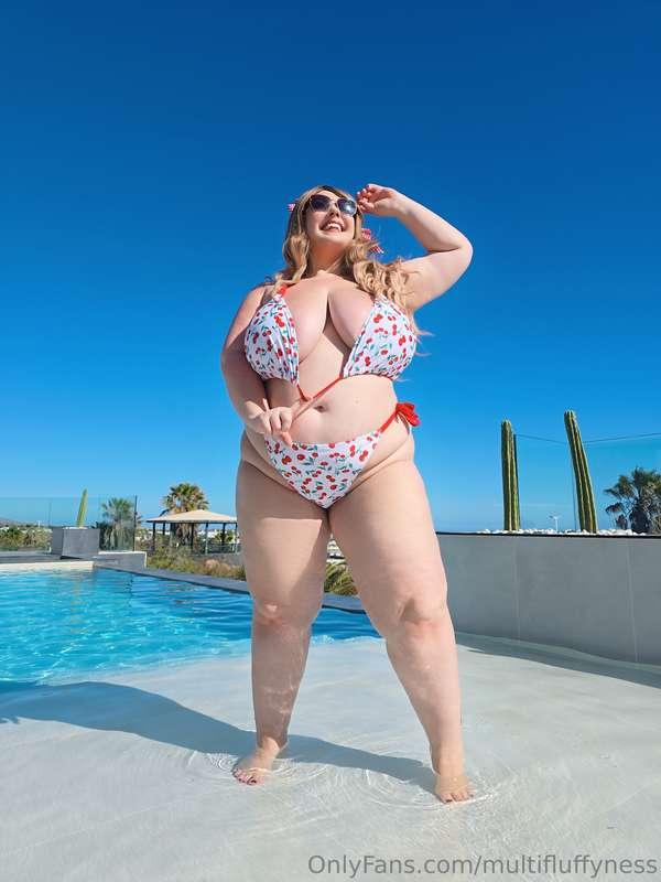 Extra cheeky and full of confidence. Excuse me, curves comin..
