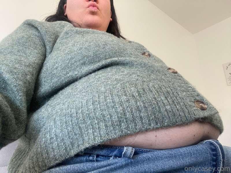 When her gut sticks out further than her tits 🥵🥵
