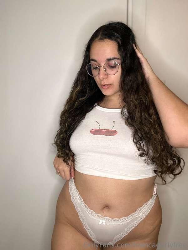 Tu m'aide à retirer ma petite culotte? 🙈