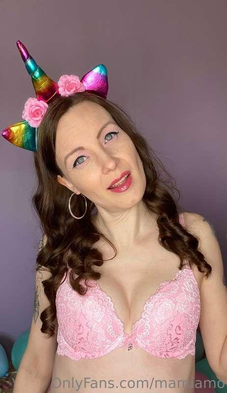 🥳 Tämä online-ilotyttö täyttää tänään 1.6. huiiiikeat 40 vuo..