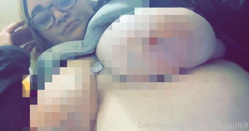 Who wants to see a tiddie bundle? 😋 message me 👅