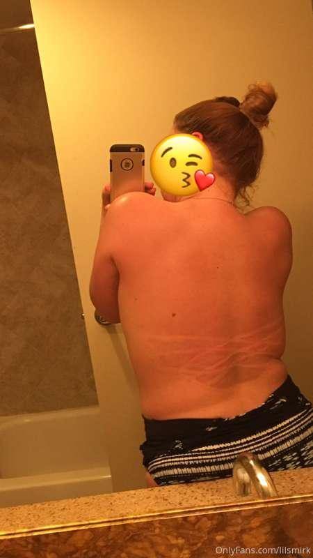 Ohhhh those tan lines!  Rub some lotion on my back for me ba..