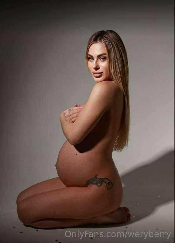 😍I've never seen a hotter PREGNANT girl than @angelina_evans..
