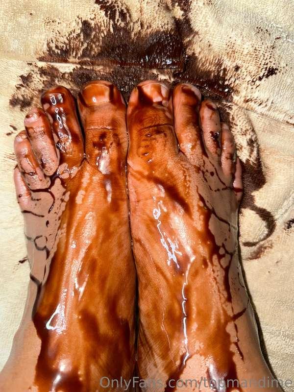 Tip $10 to receive 2 min foot video 
Incudes me pouring oil ..