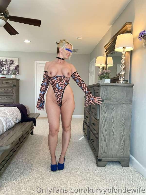 kurvyblondewife image #8
