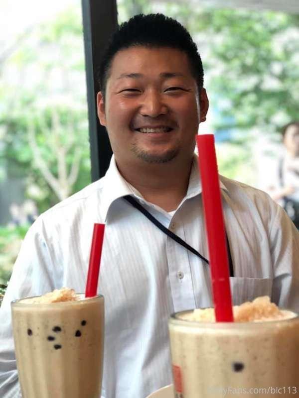 写真を整理したら、約一年前の写真が出てきました！最近ずっと在宅勤務なので、スーツとシャツ懐かしいですね！笑