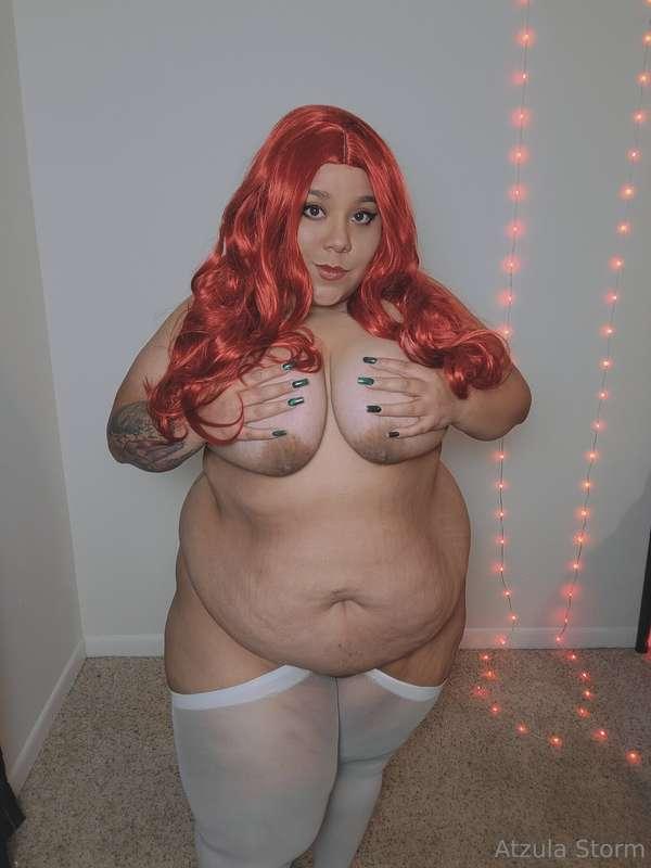 Red wig. White tights 😍