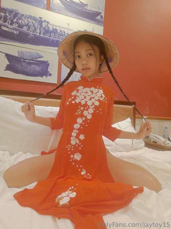 Good morning daddy, look at my adorable dress 😍 wait, why ar..