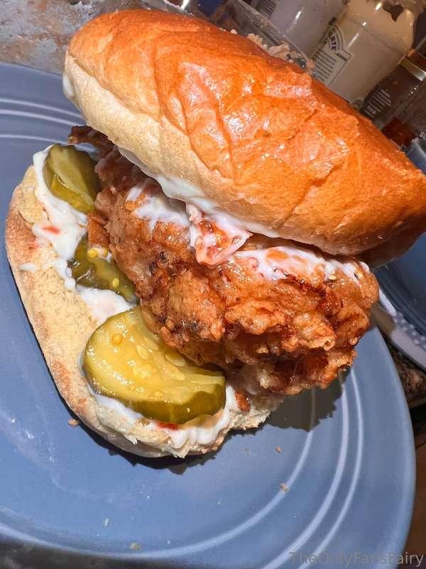 I made yummy fried chicken sandwiches today!! 👩‍🍳💞