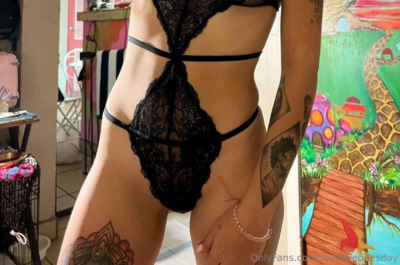 Guess what?!?? My little sister is back on Onlyfans!!!! And ..