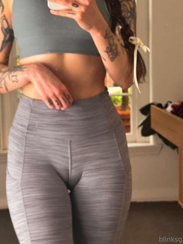 Who loves active wear? I’ve been working on my core this mon..