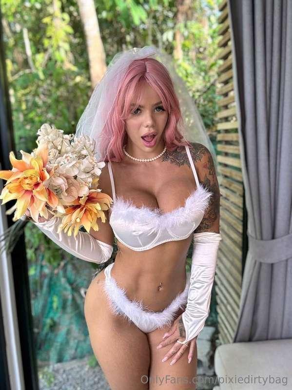 Do you like my wedding flower daddy?🐱🌷