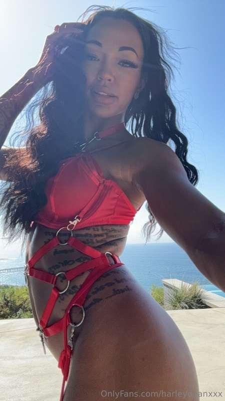 Think you can get me out these straps? 😏💋