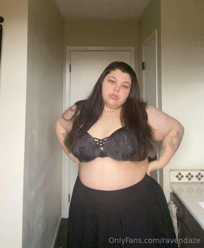 Swipe to take off my bra & oil me up 💦