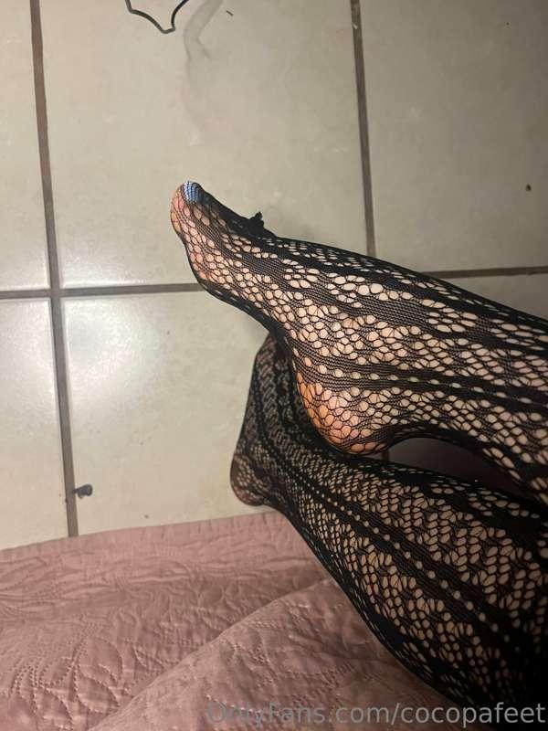 Más piecitos en medias de encaje