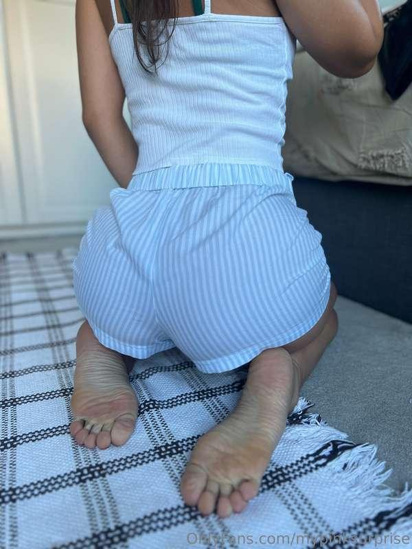 Naughty soles... i love boy shorts so much! hehe xoxo