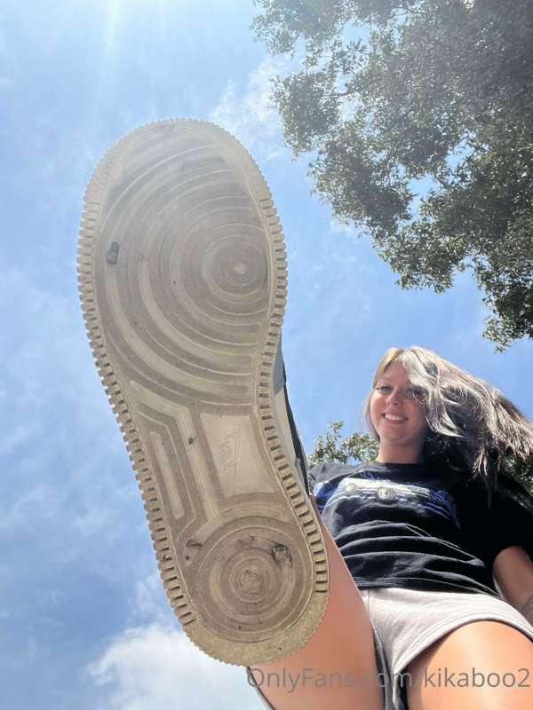 some giantess pics in different shoes👞👟🩴👡