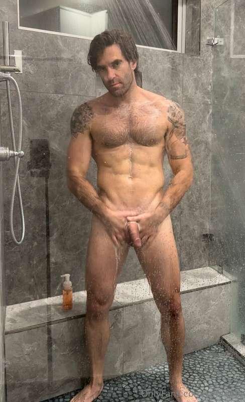 It’s shower time again 🚿 Who wants to watch this dirty boy c..