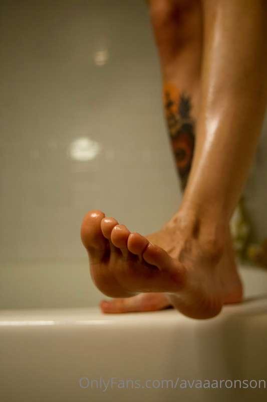 Oily feet for you 💦💦💦💦💦 a bundle of *high quality* toes, sol..
