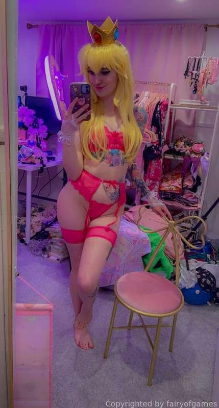 someone gifted me this beautiful lingerie set that was a perfect set for princess peach~ 👑 tysm!! 💖 Will you be my mario and come into my castle? i promise to show you every secret hallway 🏰

as always i threw in some extra pics for subs!! 😍 

#sexycosplay #cosplay #princesspeach #erocosplay #lewd #bts #feet #lingerie #booty #ass #tits #boobs #panties #garter