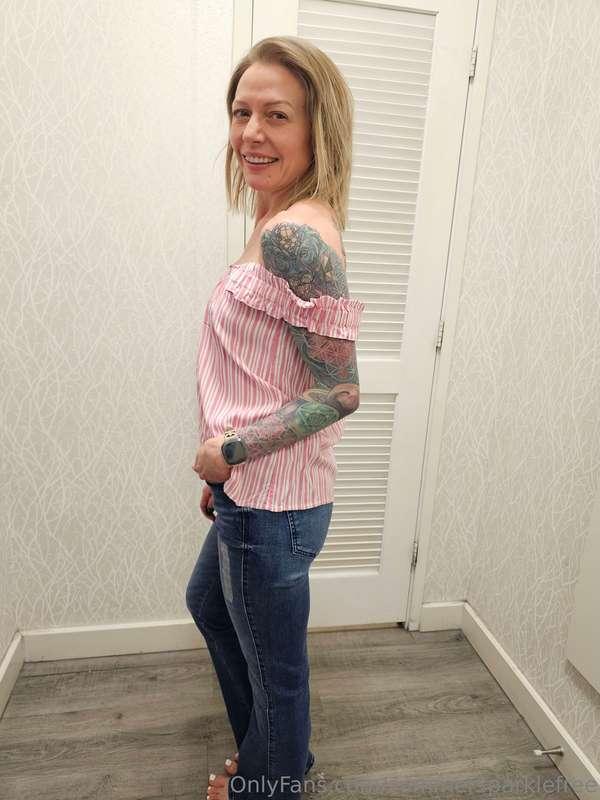 Being naughty in the mall change room 🤭
